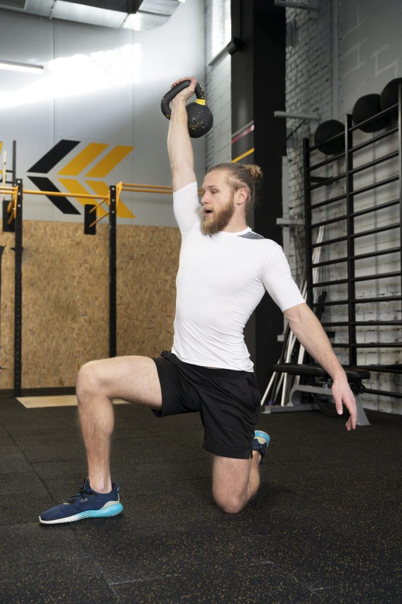 person-sport-gym-using-kettlebells Programme d'entraînement fondamental – Image 1